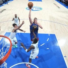 Jokic mène le retour des Denver Nuggets à la victoire contre les Timberwolves